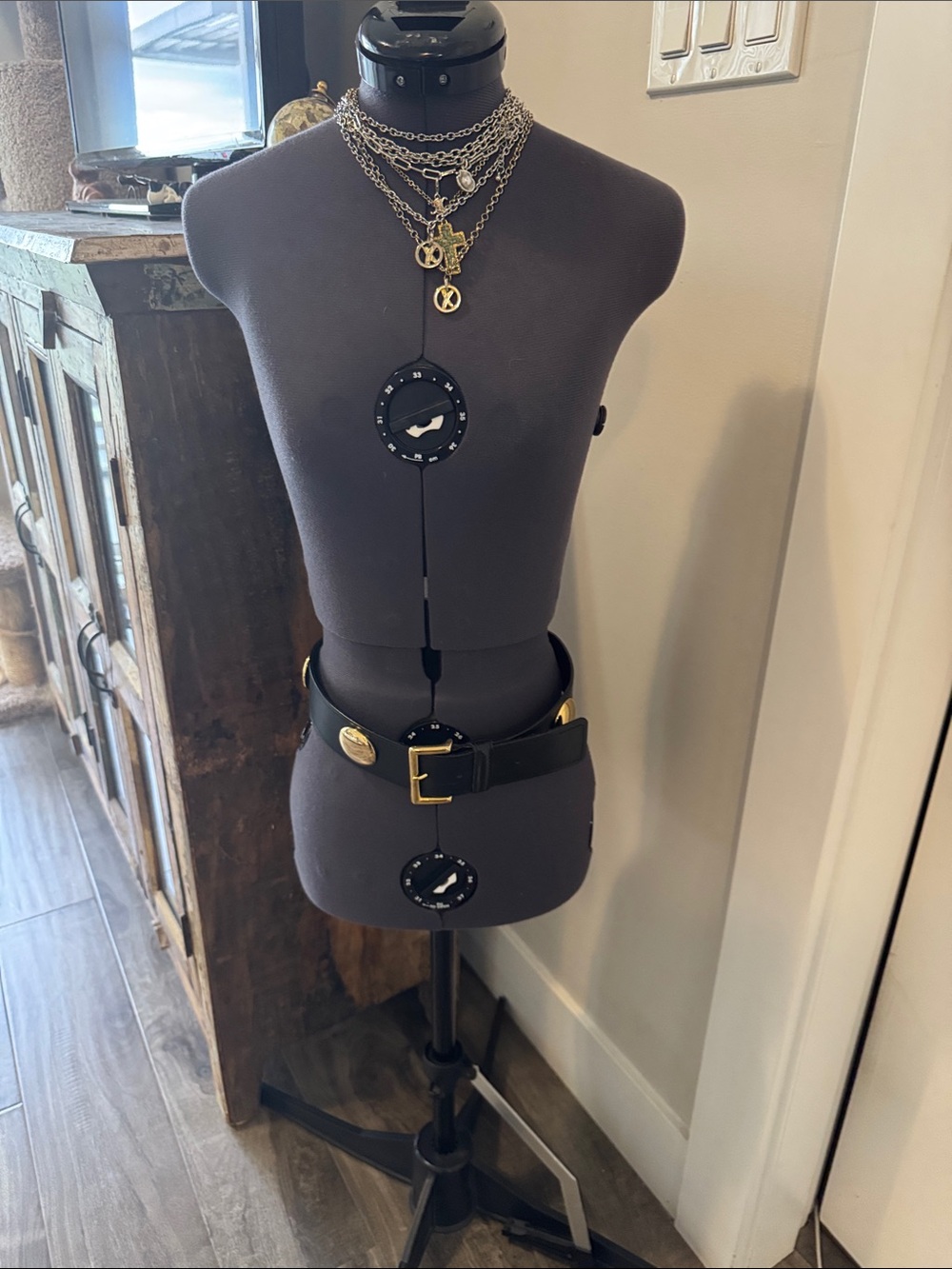 Vintage black leather belt with brass buckle & gold circles- small (as is scuff) - Picture 15 of 16